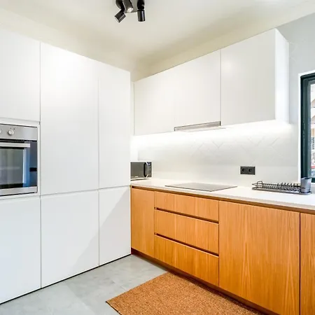 Modern With Balcony & Ac In Salgados By Lovelystay