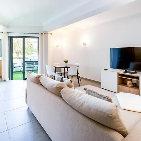 דירה Modern With Balcony In Salgados By Lovelystay *