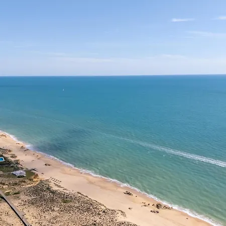 Modern With Balcony In Salgados By Lovelystay דירה