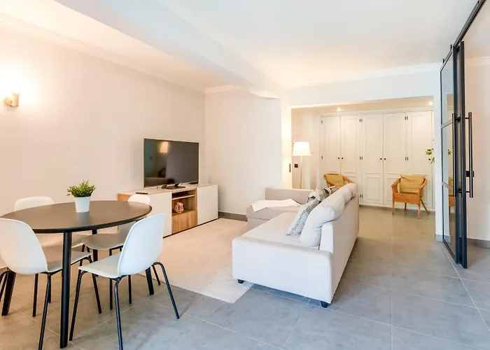 아파트 Modern With Balcony In Salgados By Lovelystay