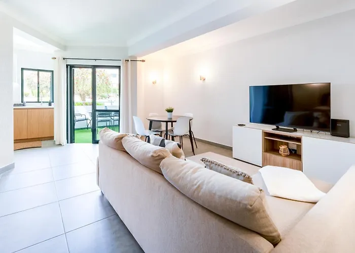 아파트 Modern With Balcony In Salgados By Lovelystay *