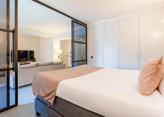 Modern With Balcony In Salgados By Lovelystay 아파트 기아