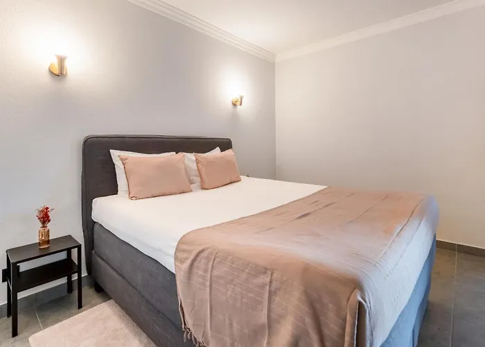 Modern With Balcony In Salgados By Lovelystay 아파트