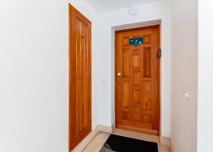 아파트 Modern With Balcony In Salgados By Lovelystay