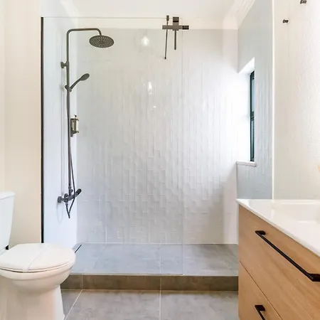 Daire Modern With Balcony In Salgados By Lovelystay *