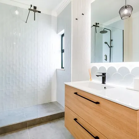 Modern With Balcony In Salgados By Lovelystay Daire *