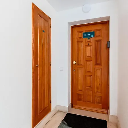 Daire Modern With Balcony In Salgados By Lovelystay